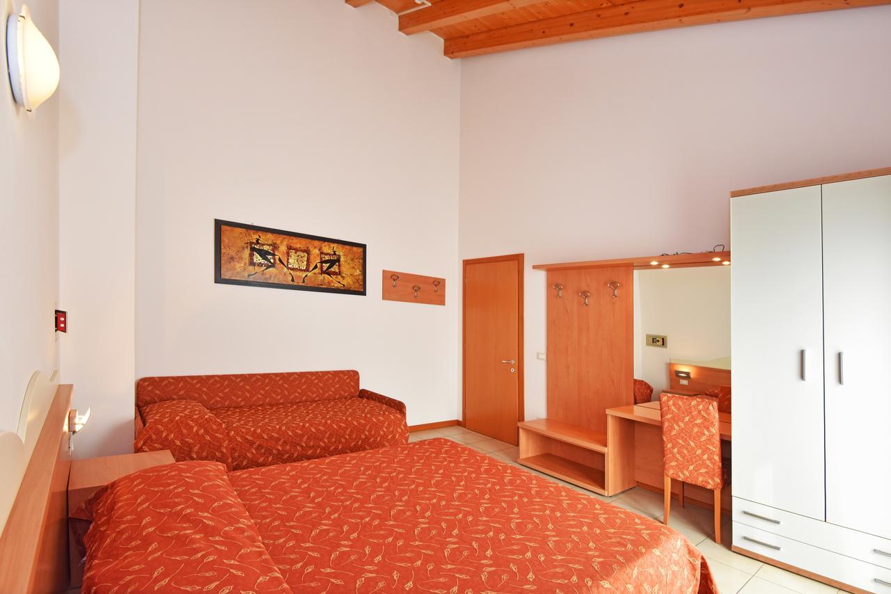 Hotel Villa Olga Каорле Экстерьер фото