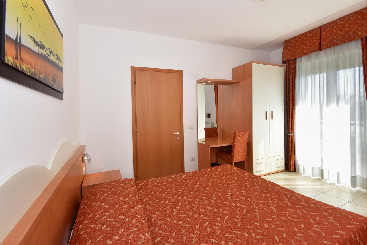 Hotel Villa Olga Каорле Экстерьер фото